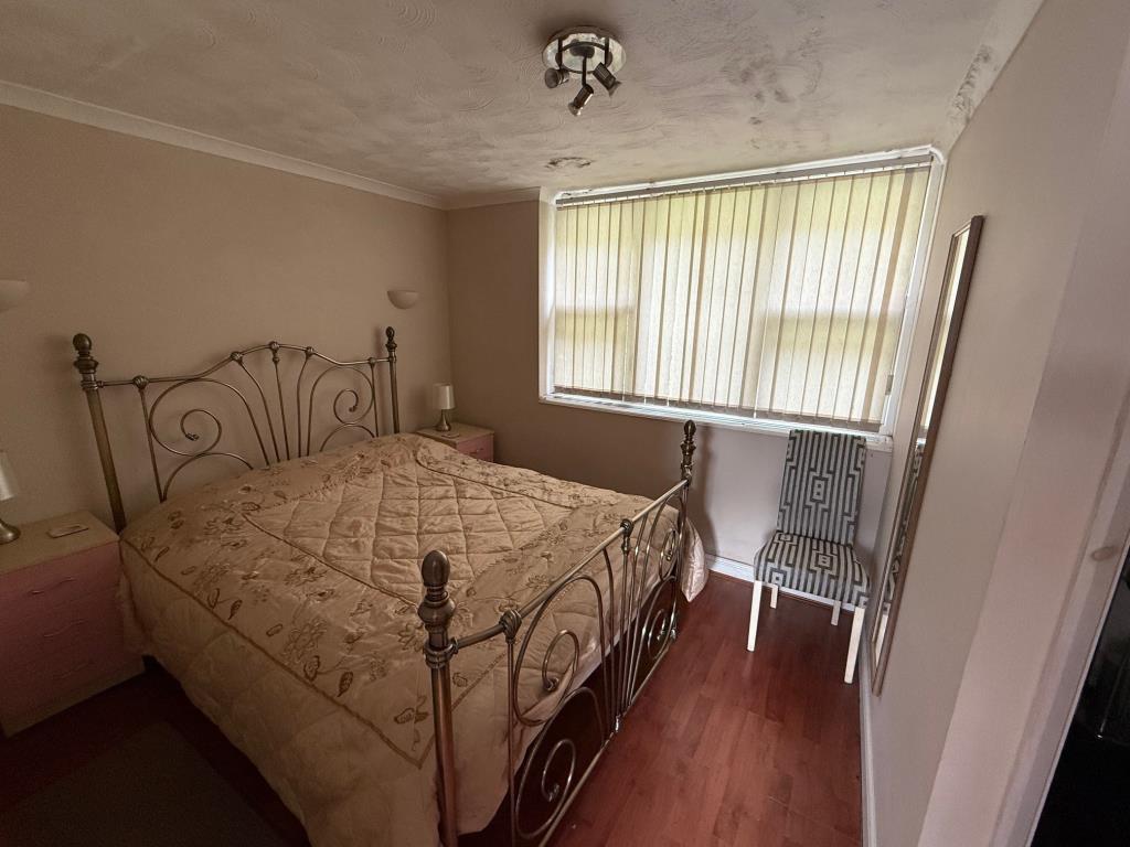 Lot: 18 - TWO-BEDROOM HOLIDAY CHALET FOR IMPROVEMENT - Main bedroom